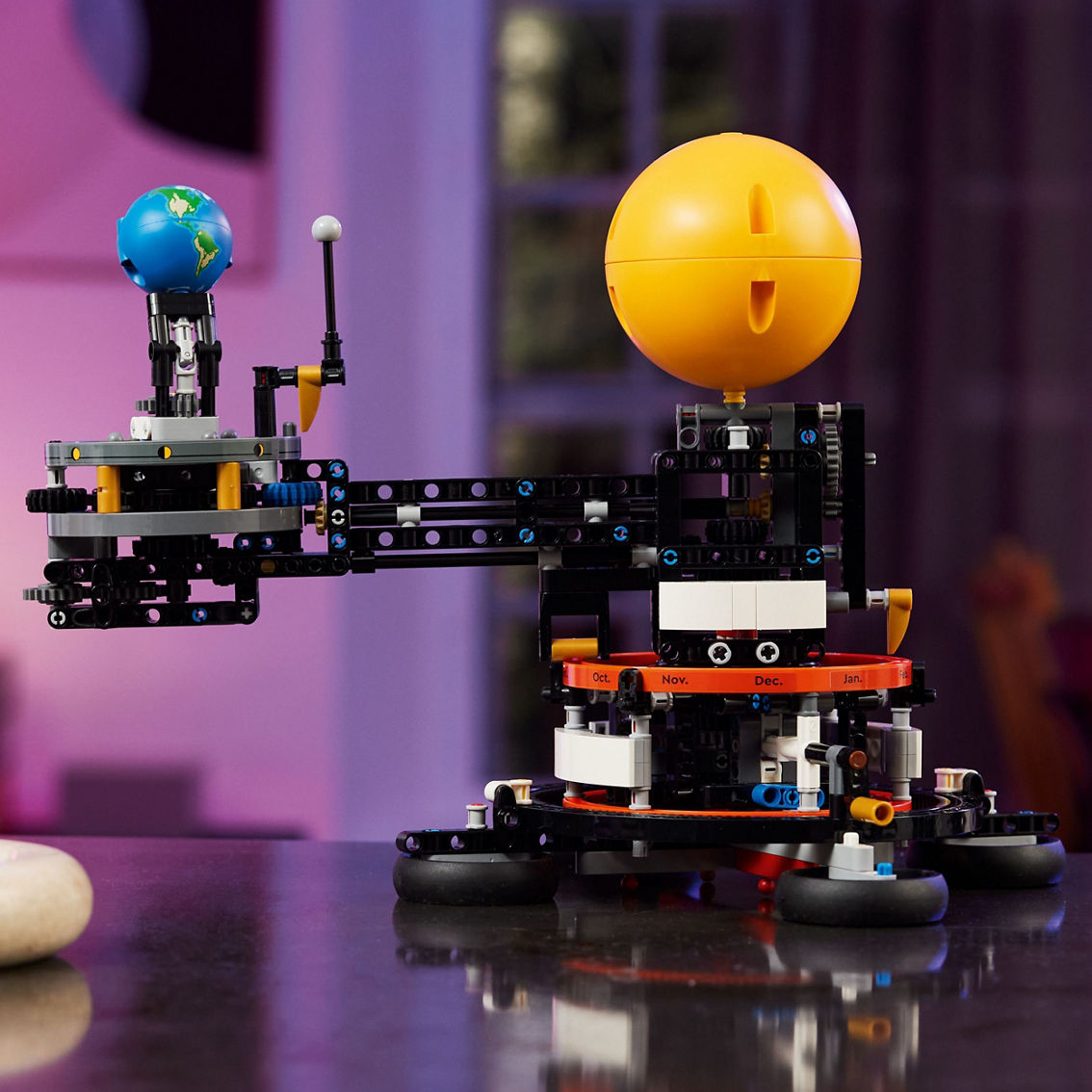 LEGO Technic Planet Earth and Moon in Orbit 42179 - Image 6 of 10